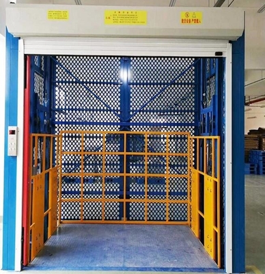 plataforma de la carretilla elevadora del esquileo del elevador del carril de guía de 3T los 4m con el botón de paro de emergencia para el cargo
